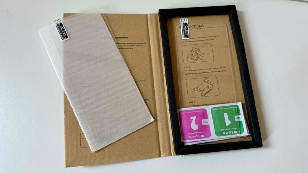 In dem Etui von getestetem Samsung Galaxy A51-Panzerglas sind verpackte Reinigungstücher.