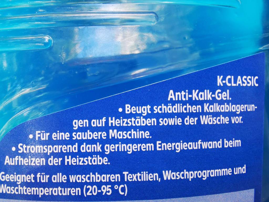 Auf der Rückseite einer Flasche Waschmaschinen-Entkalker im Test stehen Informationen zur Verwendung.