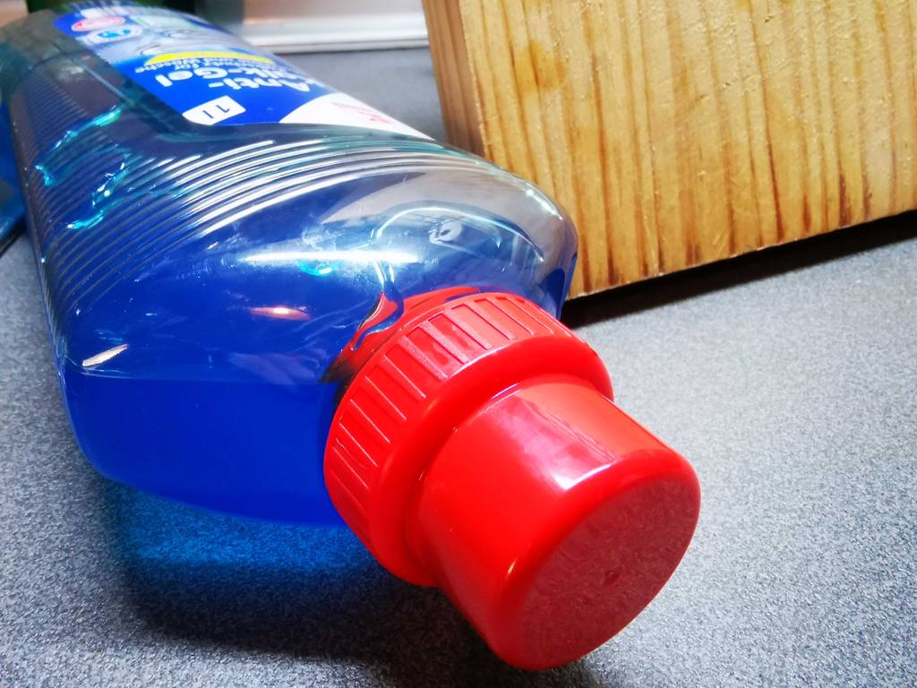 Detailansicht des Deckels einer liegenden Flasche getesteter Waschmaschinen-Entkalker.