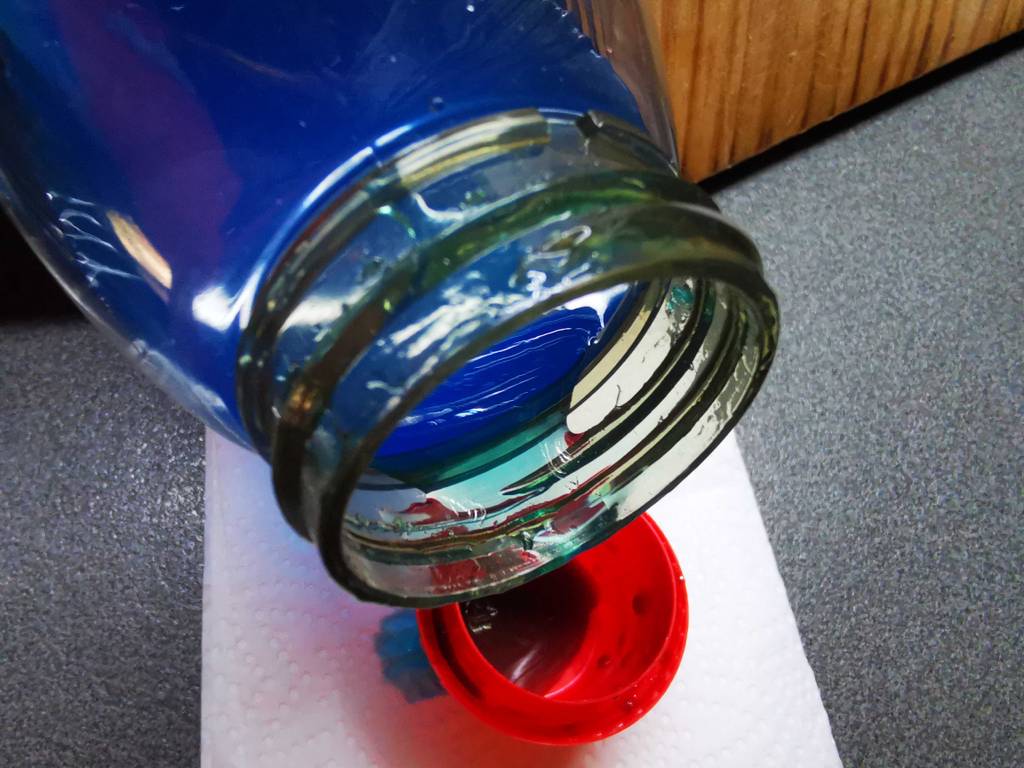 Im Test: Aus einer Flasche Waschmaschinen-Entkalker wird in den Dosierdeckel geschüttet.