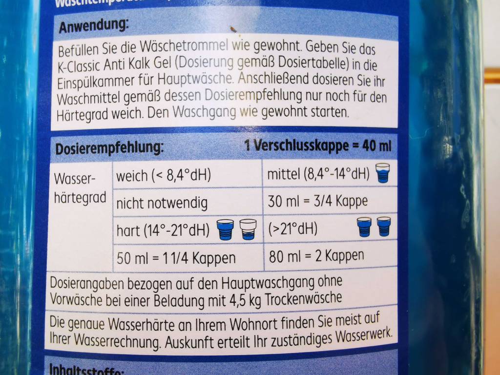 Auf der Rückseite einer Flasche getesteter Waschmaschinen-Entkalker im Test steht die Dosierempfehlung.