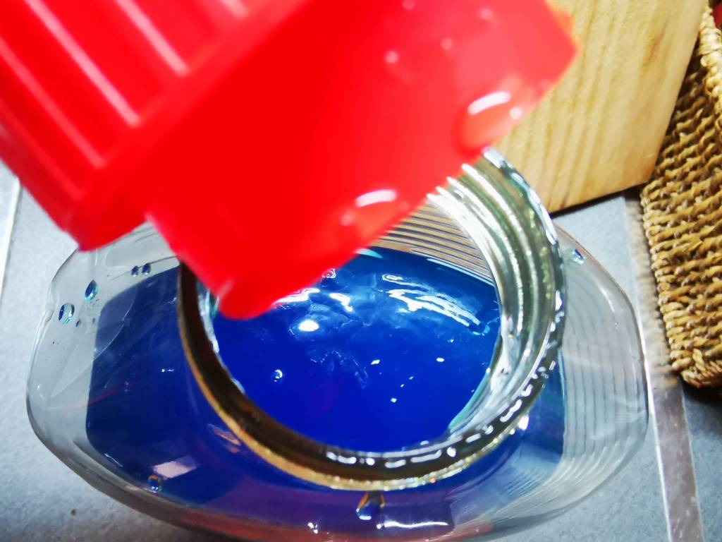 Waschmaschinen-Entkalker-Test: Blick von oben in die geöffnete Flasche.
