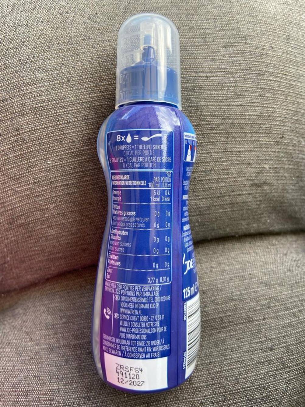 Detailansicht der Nährwerte auf der Rückseite der Kunststoffflasche mit dem getesteten flüssigen Süßstoff.