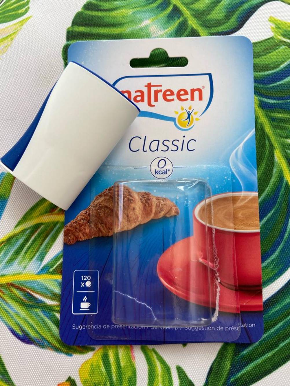 Der getestete Süßstoffspender mit 120 Stück Süßstofftabletten liegt ausgepackt auf der Verpackung.