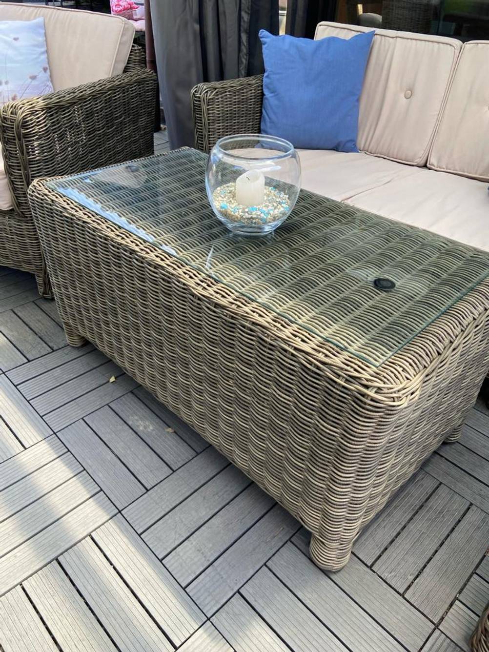 Ansicht eines Rattan-Tisches mit Glasauflage der getesteten Rattan-Gartenmöbel.