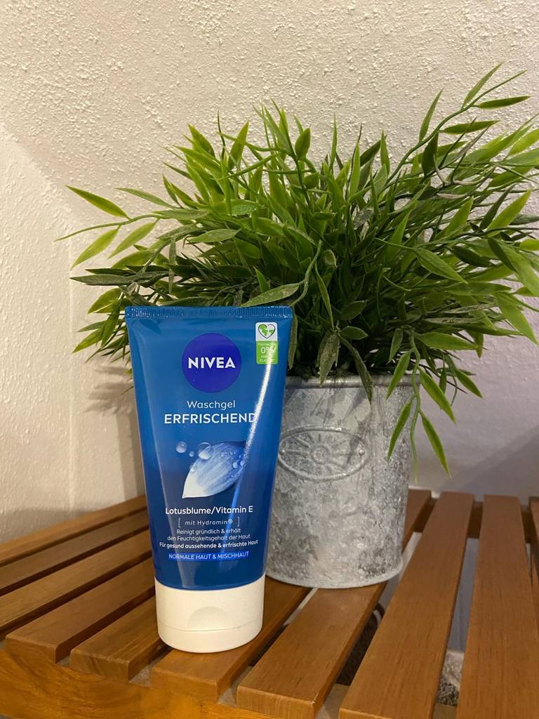 Im Test: Die milde Gesichtsreinigung von NIVEA in der Tube steht neben einer Topfpflanze auf dem Tisch.