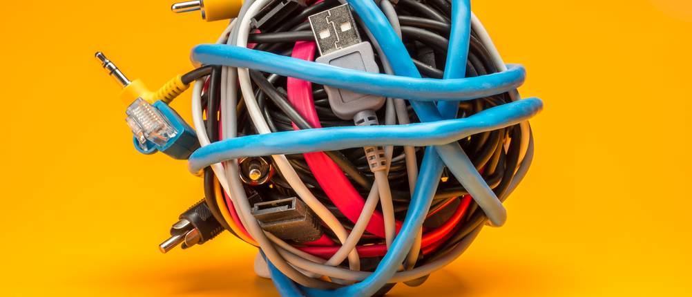 verschiedne Kabel zu einem Ball aufgerollt