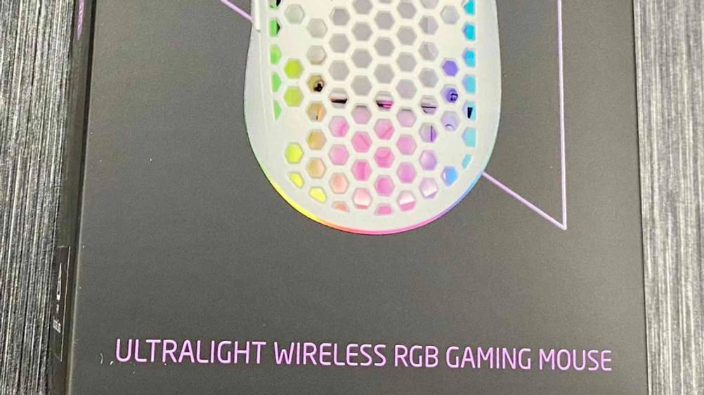 Kabellose-Gaming-Maus im Test: Nahaufnahme der Verpackung auf der Vorderseite mit Artikelbezeichnung.