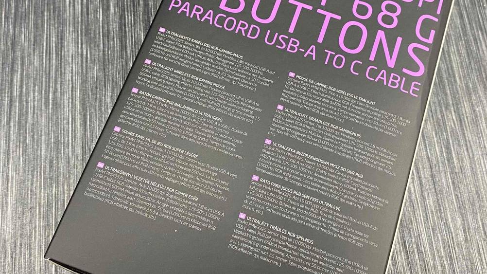 Nahaufnahme der Rückseite der Originalverpackung einer getesteten kabellosen-Gaming-Maus mit Informationen.