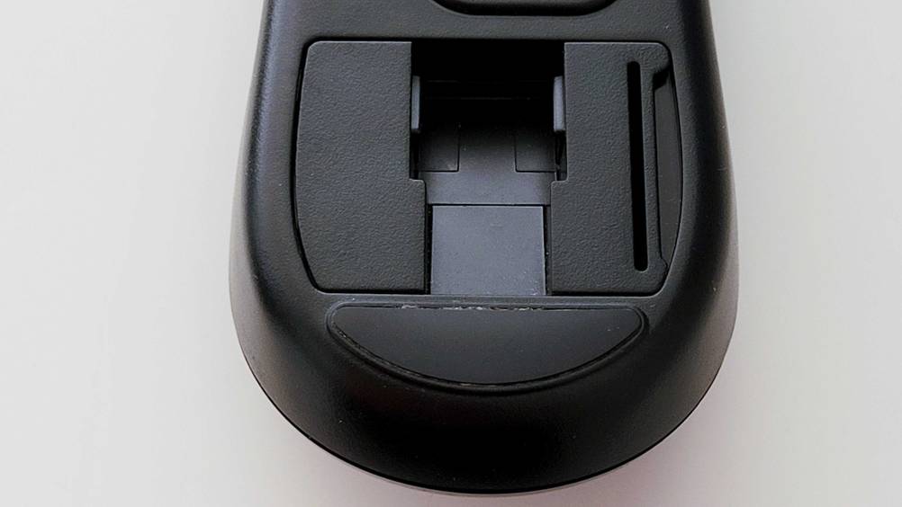 Im Test: Nahaufnahme des Batteriefachdeckels einer kabellosen Maus.