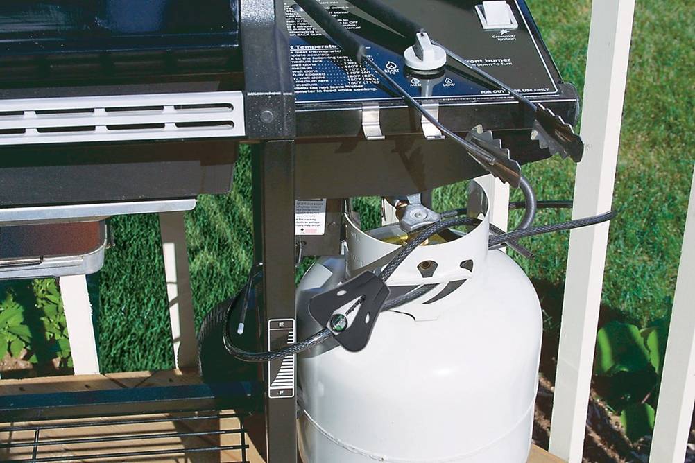 Kabelschloss-Test: Gasflasche am Grill gesichert mit Kabelschloss