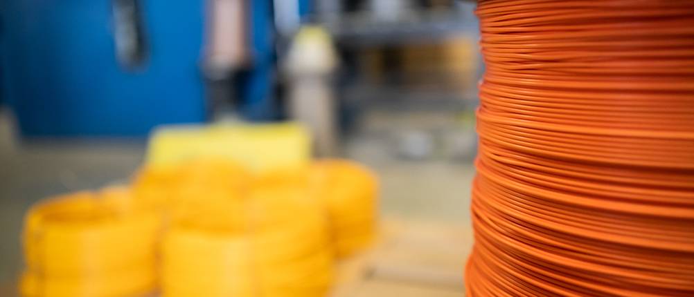 verschiedne Kabeltrommeln in einer Werkstatt