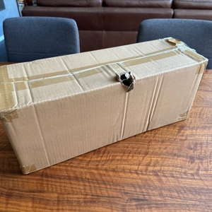 Der Karton des Kadax K11289 steht auf einem Tisch.