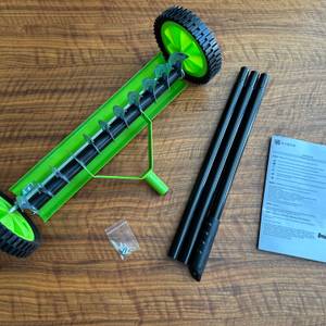 Der Lieferumfang des Kadax K11289 liegt auf einem Tisch.