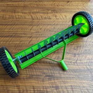 Die Messerwalze des Kadax K11289 liegt auf einem Tisch.