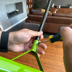 Eine Hand schraubt den Griff des Kadax K11289 fest.