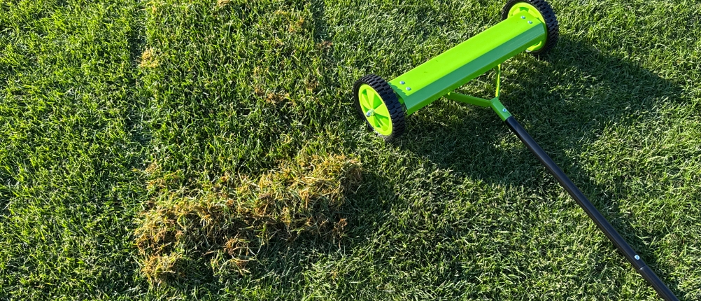 Der Kadax K11289 liegt neben einem Grashaufen.