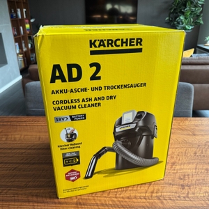 Der Karton des Kärcher 1.348-300.0 steht auf einem Tisch