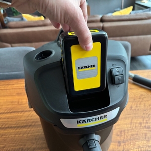 Eine Hand legt den Akku des Kärcher 1.348-300.0 ein