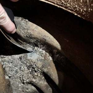 Der Kärcher 1.348-300.0 beim Reinigen eines Ofens