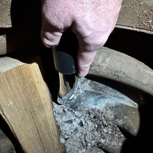 Der Kärcher 1.348-300.0 beim Saugen von Asche