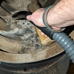 Eine Hand saugt einen Ofen mithilfe des Kärcher 1.348-300.0 aus