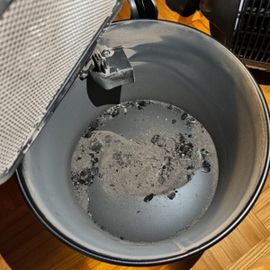 Der verschmutzte Behälter des Kärcher 1.348-300.0