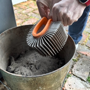 Der Filter des Kärcher 1.348-300.0 während der Reinigung