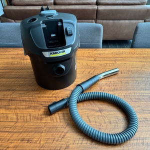 Der Schlauch liegt neben dem Kärcher 1.348-300.0