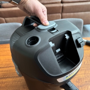 Eine Hand drückt einen großen Knopf auf dem Kärcher 1.348-300.0