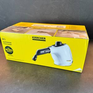 Der Karton des Kärcher ‎1.516-400.0 steht auf einer Küchenarbeitsplatte