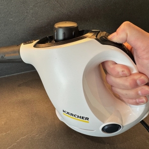 Eine Hand drückt einen Knopf auf dem Kärcher ‎1.516-400.0