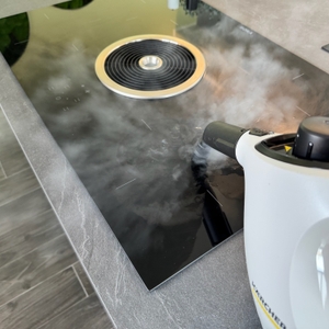 Der Kärcher ‎1.516-400.0 beim Reinigen eines Herdes