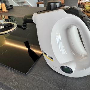 Der Kärcher ‎1.516-400.0 steht neben einem Herd