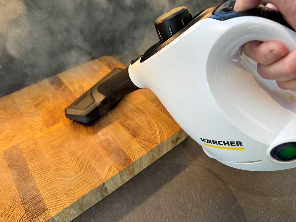 Der Kärcher ‎1.516-400.0 dampfreinigt ein Holzbrett mithilfe eines Aufsatzes