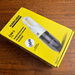 Der Karton vom Kärcher CVH 3 Plus liegt auf einem Tisch