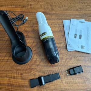 Der Lieferumfang vom Kärcher CVH 3 Plus liegt auf einem Tisch