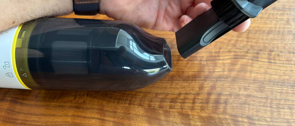 Eine Hand steckt einen Aufsatz auf den Kärcher CVH 3 Plus