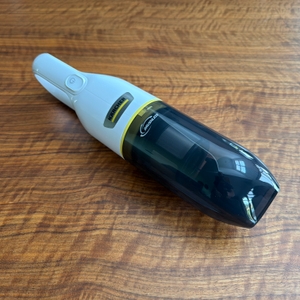 Der Kärcher CVH 3 Plus liegt auf einem Holztisch