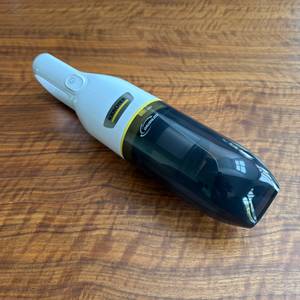 Der Kärcher CVH 3 Plus liegt auf einem Holztisch