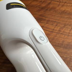 Ein Knopf am Kärcher CVH 3 Plus zum ein- und ausschalten