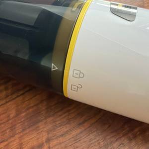 Zwei Symbole am Kärcher CVH 3 Plus vereinfachen das Öffnen des Staubbehälters