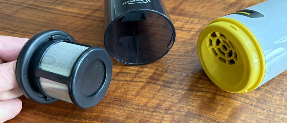 Eine Hand hält den ausgebauten Filter vom Kärcher CVH 3 Plus fest