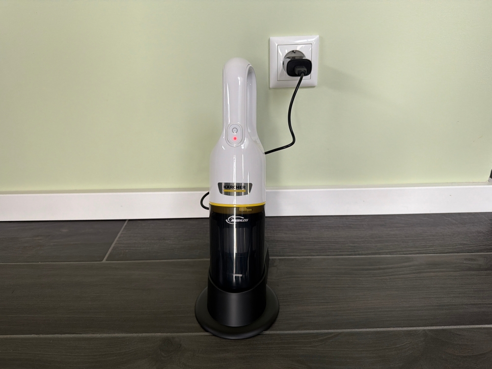 Der Kärcher CVH 3 Plus steht in seiner Ladestation