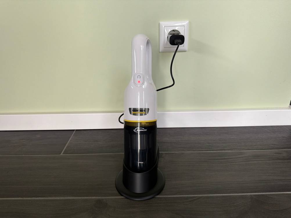 Der Kärcher CVH 3 Plus steht in seiner Ladestation