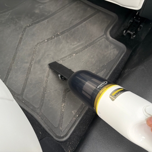 Mit dem Kärcher CVH 3 Plus wird eine Fußmatte gestaubsaugt