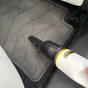 Mit dem Kärcher CVH 3 Plus wird eine Fußmatte gestaubsaugt