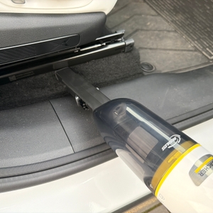 Mit dem Kärcher CVH 3 Plus wird Teppich in einem Auto gestaubsaugt