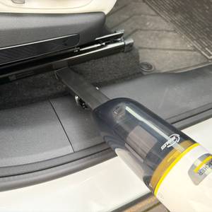 Mit dem Kärcher CVH 3 Plus wird Teppich in einem Auto gestaubsaugt