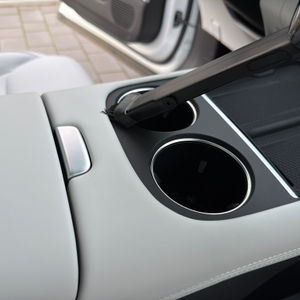 Mit dem Kärcher CVH 3 Plus wird ein Getränkehalter gestaubsaugt